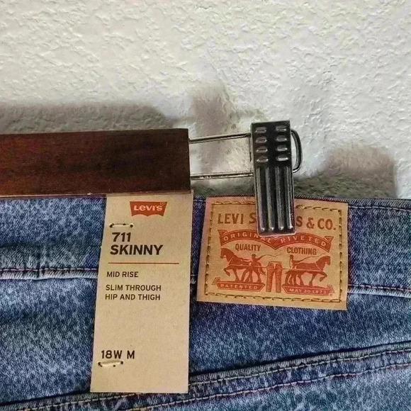 NWT Womens 18W Levis 711 Skinny Jeans Denim Medium Wash Blue Geo Print Stretch - Picture 6 of 9